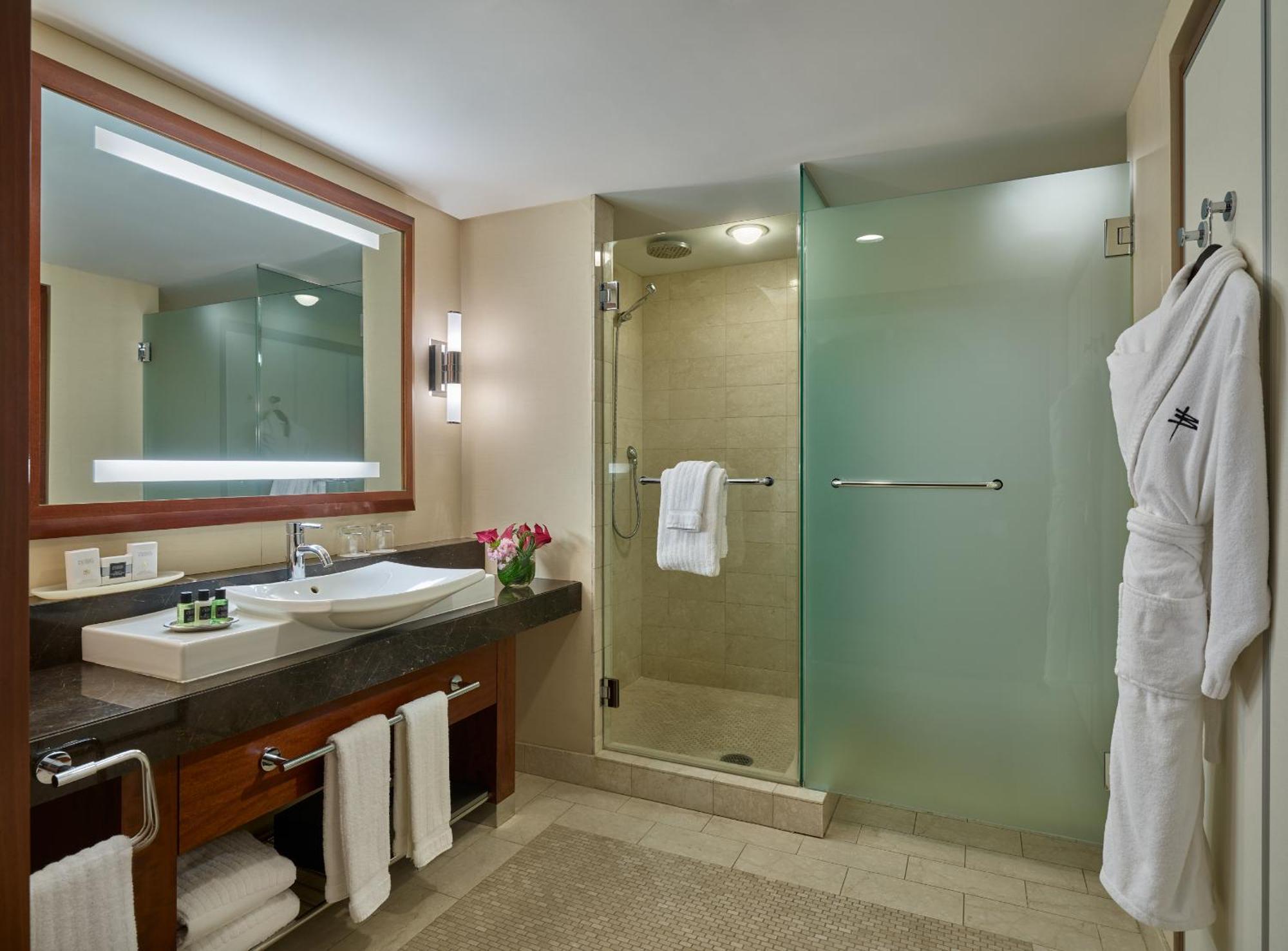 Suite una habitación con vistas al agua