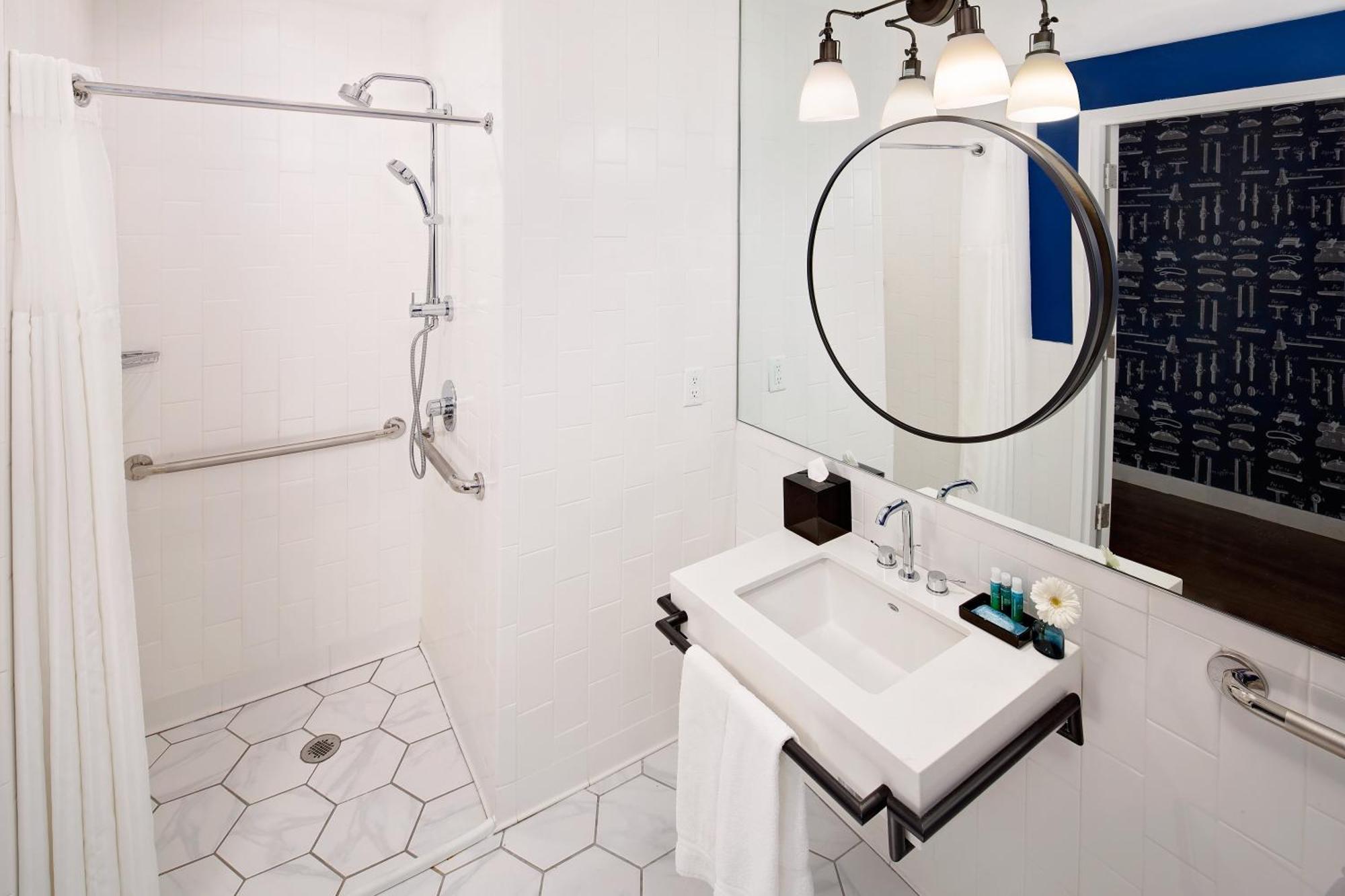 Chambre Lit King-Size Adaptée aux Personnes Malentendantes - Douche Accessible en Fauteuil Roulant