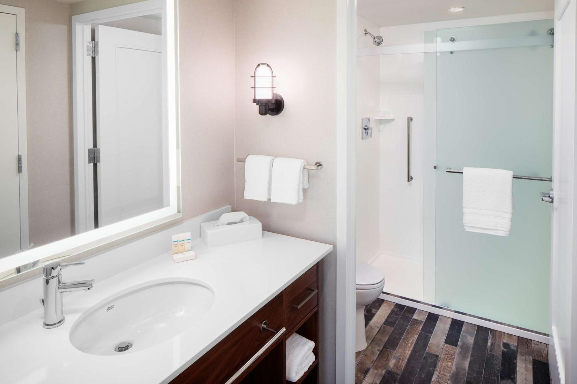 Suite con 1 Camera con 2 Letti Queen-Size e Vista Acqua
